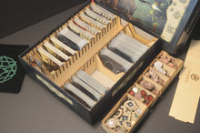 將圖片載入圖庫檢視器 烏鴉盒子 詭鎮奇談(卡牌版) 木製桌遊收納盒 Arkham Horror: The Card Game Wooden Insert
